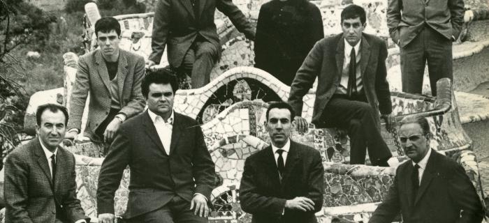 1965 Guinovart i altres artistes al Park Guell. Fotografia de Oriol Maspons