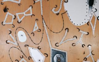 1993. Homenatge a Joan Miró. Tècnica mixta sobre fusta, 244 x 244 cm.