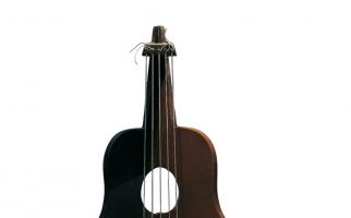 1998. Guitarra Lorquiana V. Tècnica mixta sobre fusta, 66,5 x 28 x 6,5 cm.
