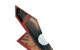 1998. Guitarra Lorquiana VIII. Tècnica mixta sobre fusta, 74 x 27 x 7 cm.